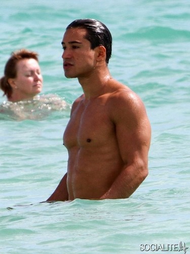  Mario Lopez Jogs Shirtless On The সৈকত In Miami