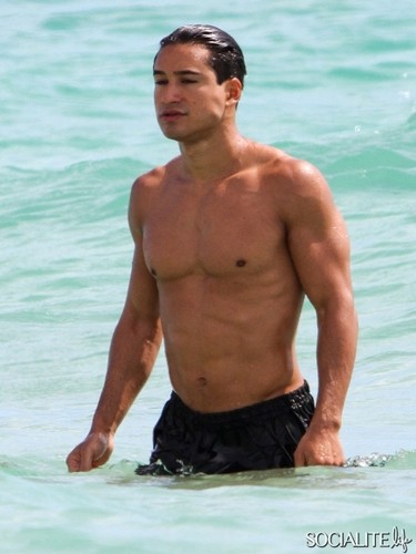  Mario Lopez Jogs Shirtless On The tabing-dagat In Miami