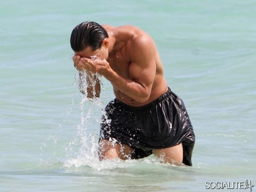  Mario Lopez Jogs Shirtless On The beach, pwani In Miami