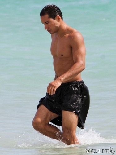  Mario Lopez Jogs Shirtless On The playa In Miami