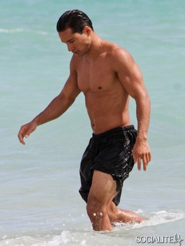  Mario Lopez Jogs Shirtless On The ビーチ In Miami
