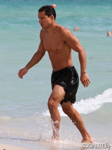 Mario Lopez Jogs Shirtless On The bờ biển, bãi biển In Miami