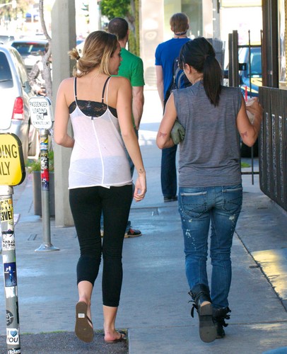 Miley - Leaving her pilates class in Los Angeles [27th March]