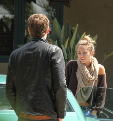 Miley - Out and about in Studio City [25th March]