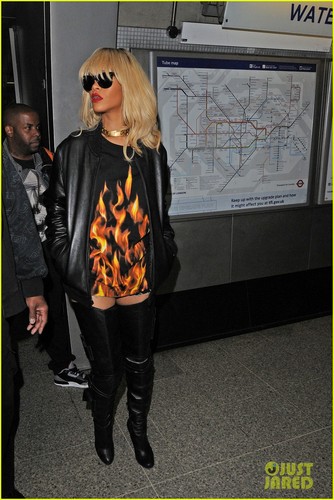  Rihanna Takes the Tube to Drake's کنسرٹ
