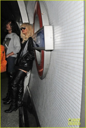  Rihanna Takes the Tube to Drake's کنسرٹ