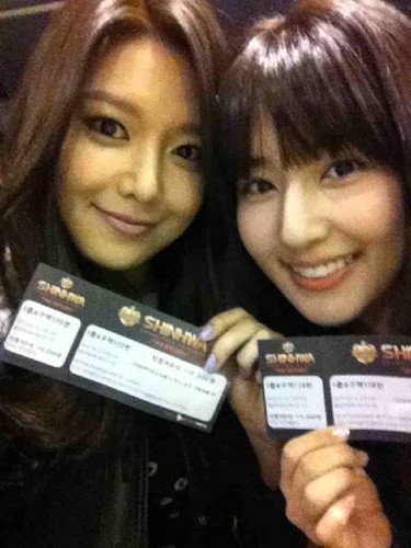  SooYoung and her sister, SooJin @ SHINHWA's konsert