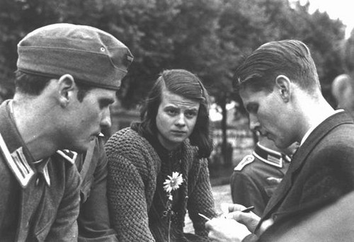  Hans Scholl (left) in 1942 with Sophie Scholl and Christoph Probst