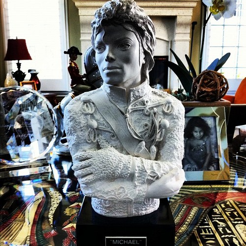 MJ Statue Jaafar Jackson at his grandma Katherine's house (jaafar's instagram jaafarjackson25)