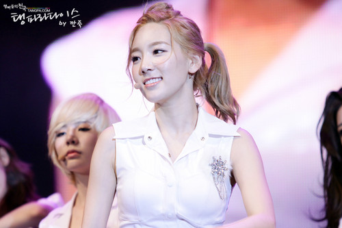  Taeyeon @ Twin Tower Live 2012 concert
