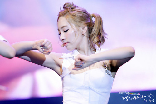 Taeyeon @ Twin Tower Live 2012 concert