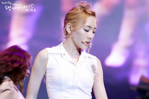  Taeyeon @ Twin Tower Live 2012 concert