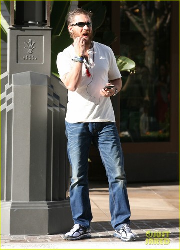  Tom goes out shopping at The Grove on Tuesday (March 27) in West Hollywood, California