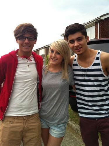  Zayn and Louis with a অনুরাগী