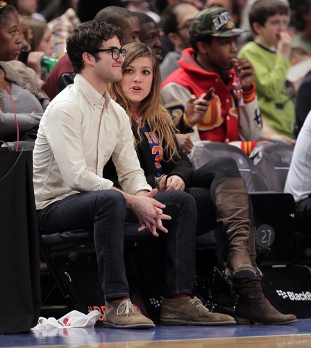  [more pictures] Darren Criss at the New York Knicks game at Madison Square Garden 31/03/12