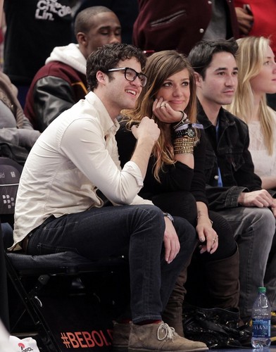  [more pictures] Darren Criss at the New York Knicks game at Madison Square Garden 31/03/12