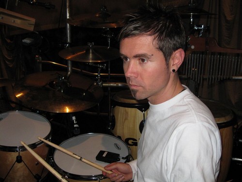  An old pic of Neil messing around with Deco's drumkit in Chicago