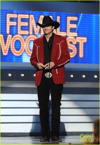  Ashton Kutcher: ACM Awards Cowboy Chic