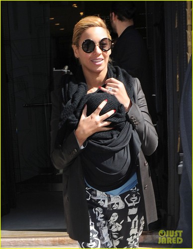  Beyonce: Furniture Shopping With Baby Blue