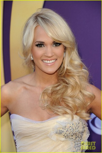  Carrie Underwood - ACM Awards 2012 Red Carpet