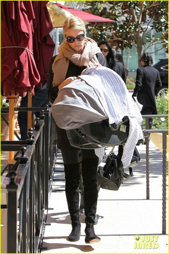  Charlize Theron: Bouchon 작은 레스토랑, 비스트로 With Baby Jackson
