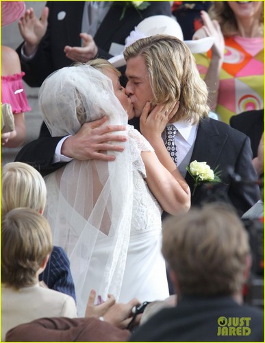 Chris Hemsworth & Olivia Wilde Get Married for 'Rush'