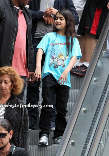  HQ - Prince and Blanket Jackson @ movie theater