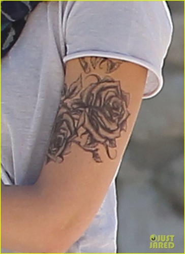  Jessica Alba Debuts New Arm Tattoo?