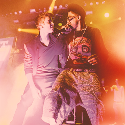  Justin performing with Lil Twist at the Careless World tour ☺