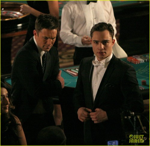  Leighton Meester and Ed Westwick film a scene at a blackjack 표, 테이블 inside the Roosevelt Hotel