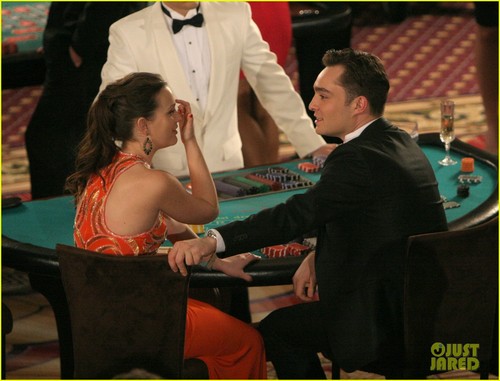  Leighton Meester and Ed Westwick film a scene at a blackjack 表 inside the Roosevelt Hotel