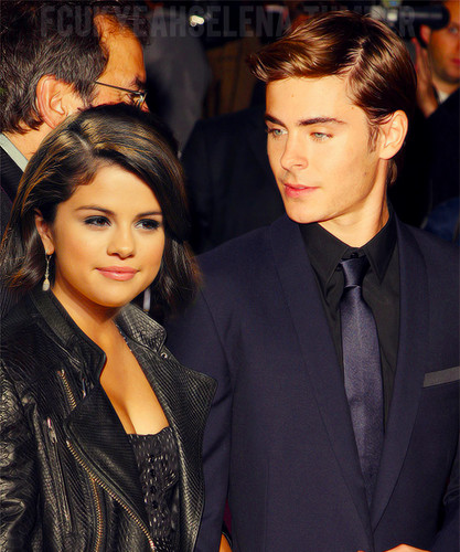  Selena Gomez & Zack Efron