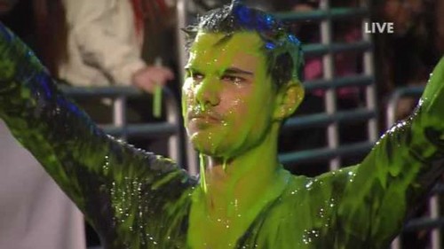  Taylor got slimed Kids' Choice Awards 2012