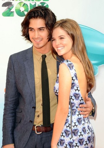  The Brilhante Victoria Cast arrives at the Kids' Choice Awards 2012