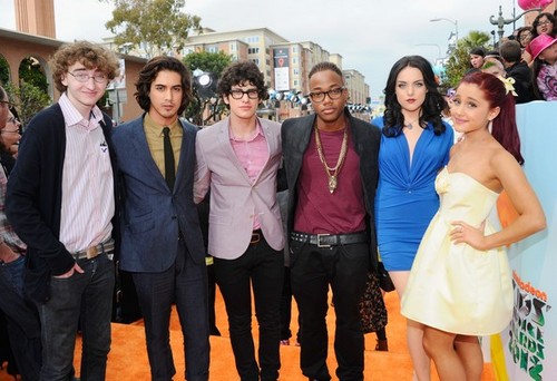  The Victorious Cast at the KCA 2012 مالٹا, نارنگی Carpet