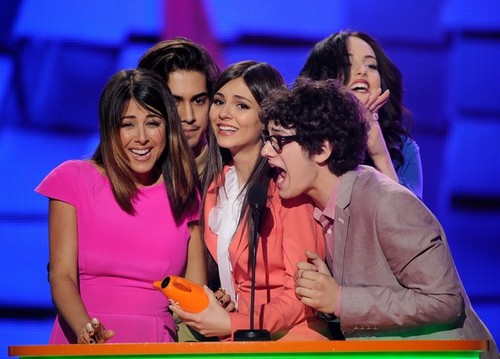  The Victorious Cast at the KCA 2012 toon