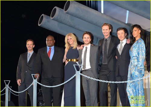  Alexander Skarsgard Premieres 'Battleship' in Япония