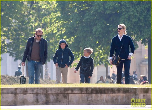 Cate Blanchett: Family Sightseeing In Paris