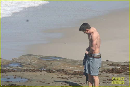  Colton Haynes: Shirtless at the Beach!