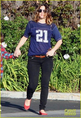  Drew Barrymore Shows Off Baby Bump