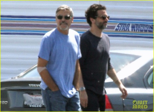  George Clooney: Scruffy Beard On Set