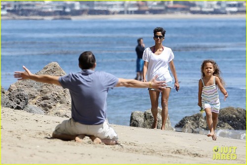  Halle Berry & Olivier Martinez: Malibu 海滩 Time with Nahla