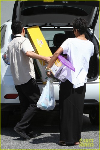  Halle Berry: Pet Shopping For Nahla?