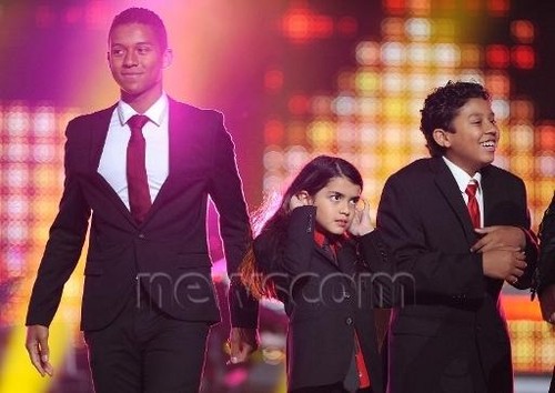  Jaafar, Blanket and Jermajesty on stage in UK