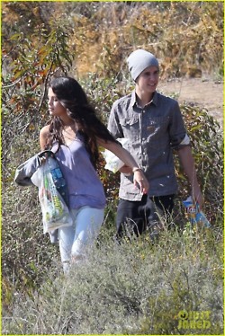 Justin and Selena eating subway on a heuvel ☺