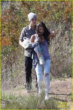  Justin and Selena eating subway on a colina ☺