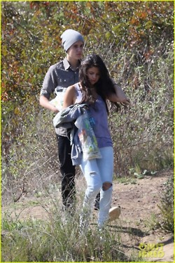  Justin and Selena eating subway on a 爬坡道, 小山 ☺