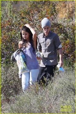 Justin and Selena eating subway on a hill ☺
