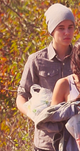 Justin and Selena eating subway on a hill ☺
