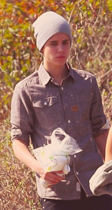  Justin and Selena eating subway on a холм, хилл ☺